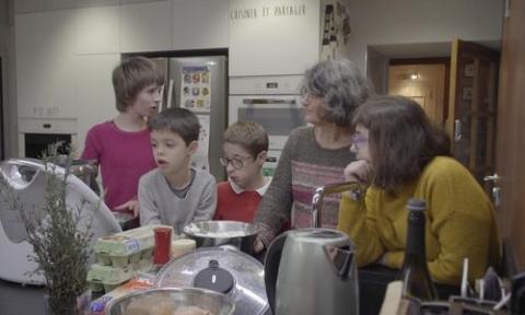 Docu "Sur leurs ailes" : une famille d'accueil atypique